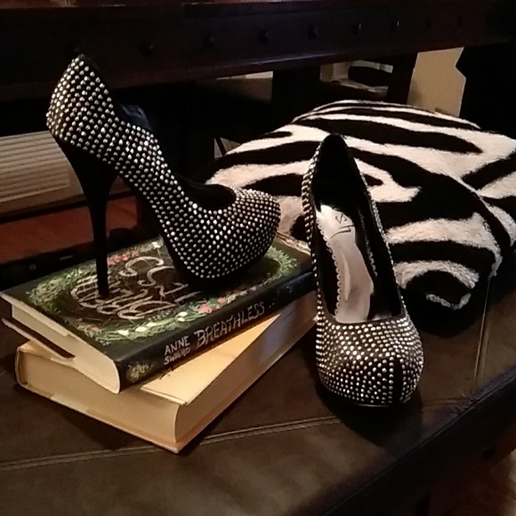 Shoes - Picture 4 of 8